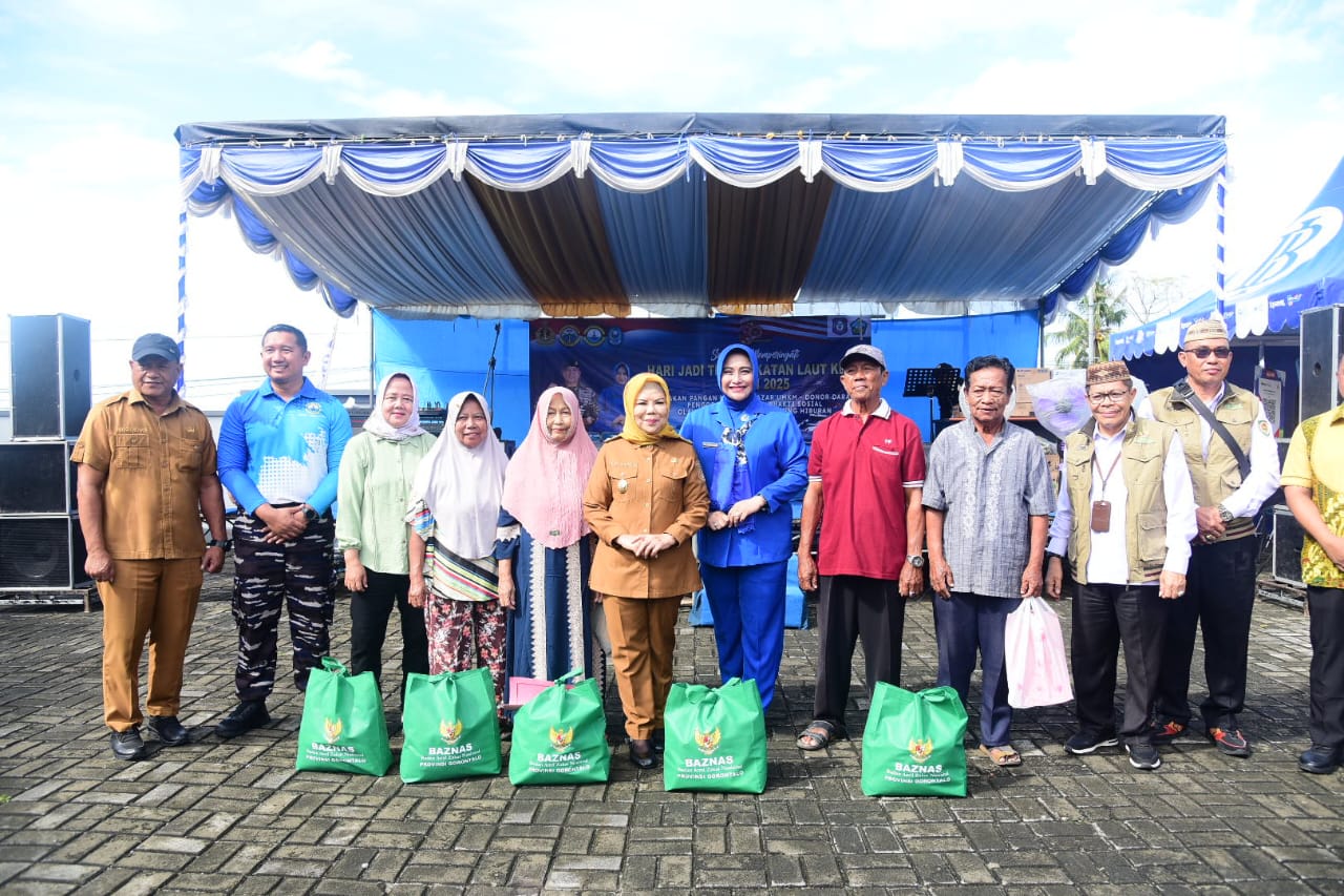 TNI AL dan Pemprov Gorontalo gelar pasar murah bersubsidi,bagikan 700 paket sembako ke warga. Wakil Gubernur dan Danlanal turun langsung layani masyarakat dalam rangka HUT TNI AL ke-80