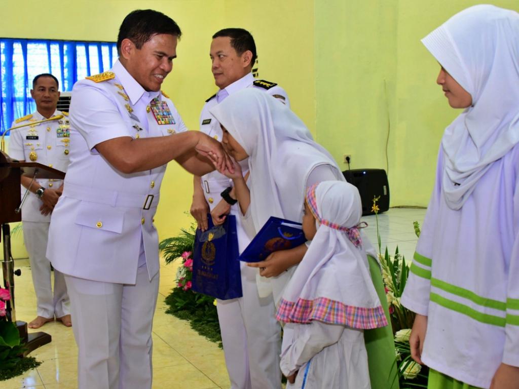 PERINGATI HARI JADI KE-80, TNI AL GELAR KEGIATAN SOSIAL DI PONDOK PESANTREN