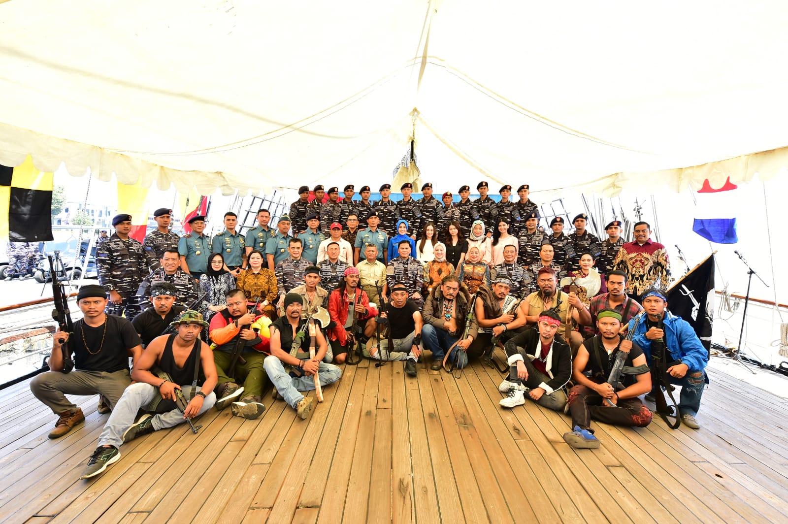 Kru film foto bersama Dokumentasi dinas penerangan TNI angkatan laut