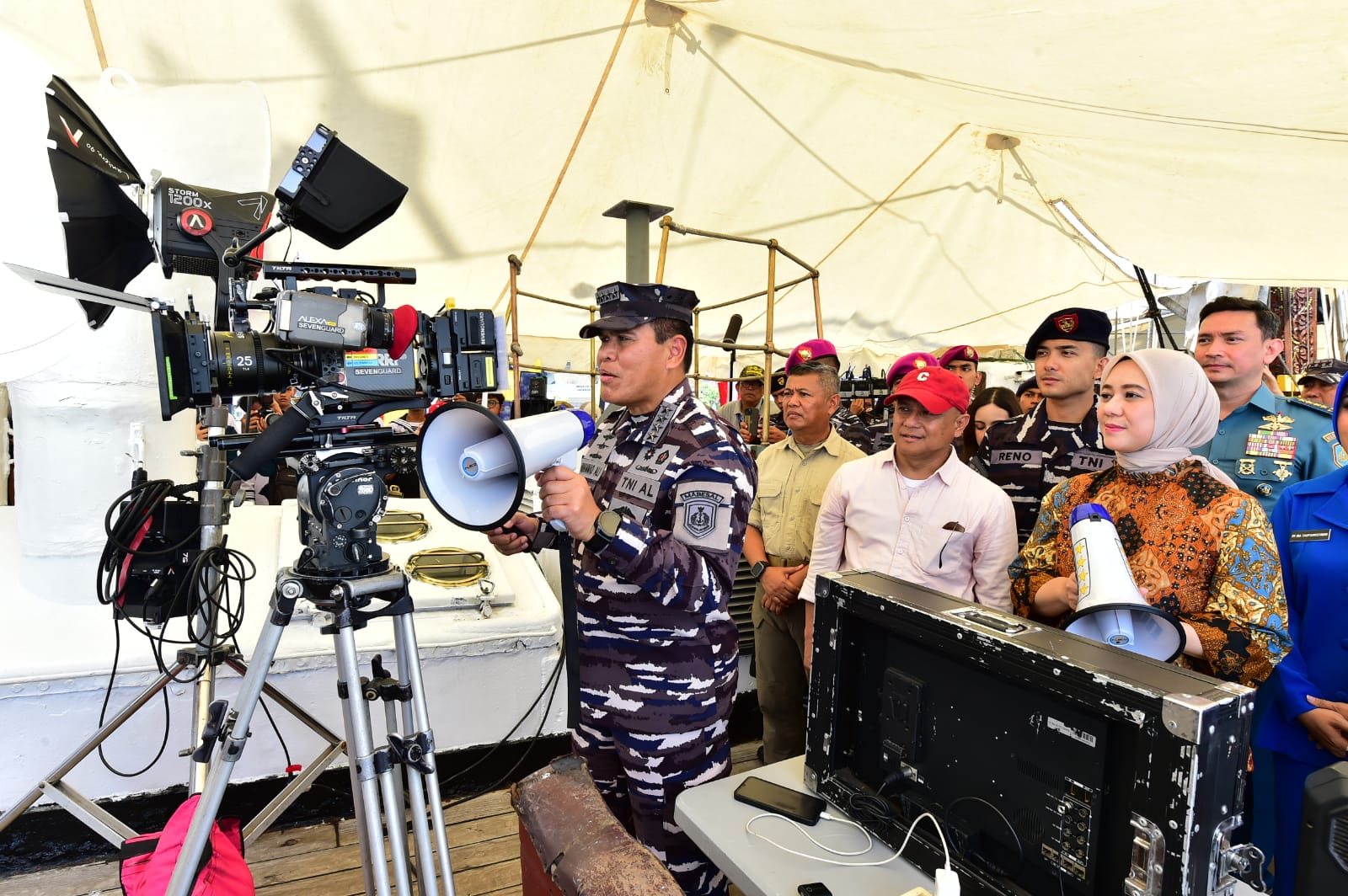 Meta Description: KASAL Laksamana TNI Muhammad Ali resmikan syuting film"The Hostage’s Hero" di Surabaya. Film ini angkat operasi pembebasan sandera oleh KRI Karel Satsuitubun-356 tahun 2004, wujud dokumentasi sejarah TNI AL