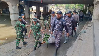 TNI AL Denpasar tunjukkan komitmen humanis di hari ke-4 pasca banjir bandang Bali. Bantu bersihkan lumpur warga & terus sisir sungai