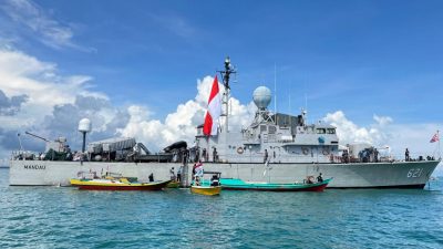 KRI Mandau-621 menggelar bakti sosial bagi masyarakat pesisir dan para nelayan di Pulau Sebatik