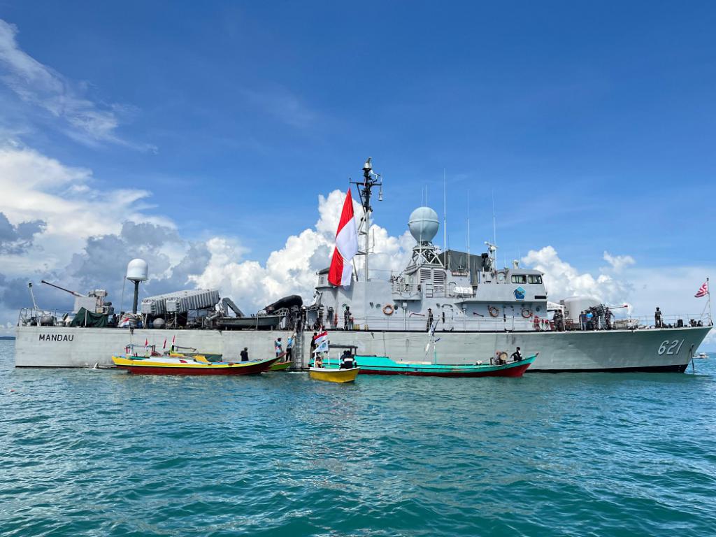 KRI Mandau-621 menggelar bakti sosial bagi masyarakat pesisir dan para nelayan di Pulau Sebatik