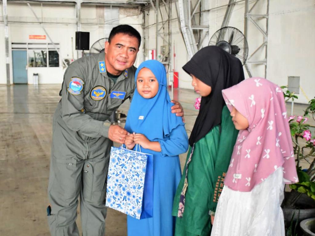 doa bersama, dan penyerahan santunan kepada anak yatim piatu