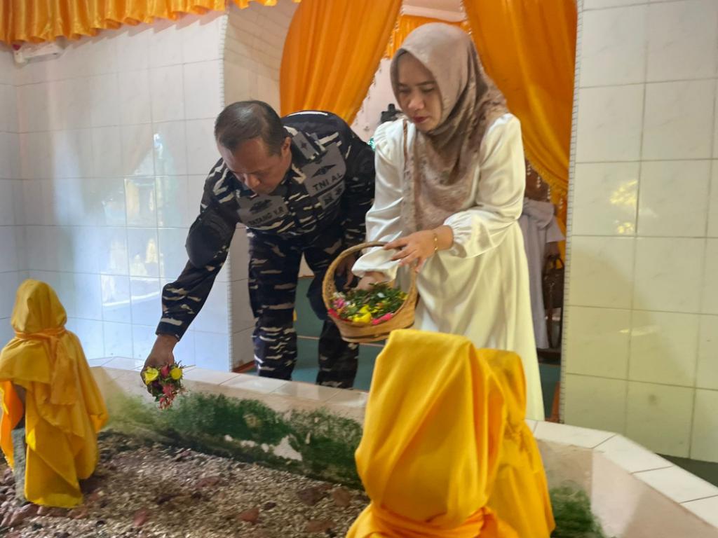 ziarah ke makam tokoh besar Melayu, Raja Haji Fisabilillah, Engku Putri Raja Hamidah, dan Raja Ali Haji di Pulau Penyengat, Kota Tanjungpinang