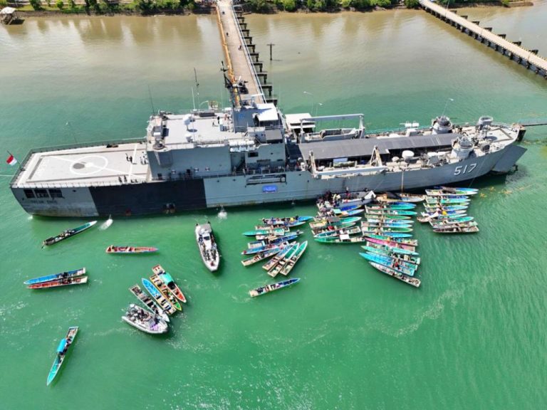 TNI AL Kotabaru Gelar Baksos, Donor Darah, dan Open Ship KRI Teluk Ende ...