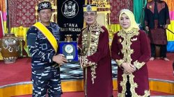 Komandan Komando Daerah TNI Angkatan Laut (Dankodaeral) XII, Laksamana Muda TNI Sawa, S.E., M.M., CIQaR., yang dianugerahi gelar