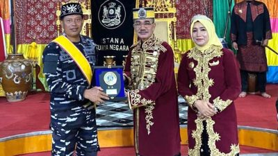Komandan Komando Daerah TNI Angkatan Laut (Dankodaeral) XII, Laksamana Muda TNI Sawa, S.E., M.M., CIQaR., yang dianugerahi gelar