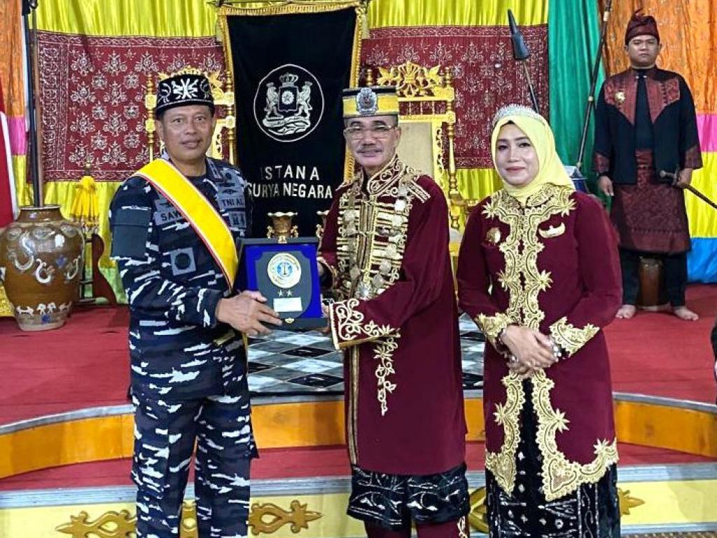 Komandan Komando Daerah TNI Angkatan Laut (Dankodaeral) XII, Laksamana Muda TNI Sawa, S.E., M.M., CIQaR., yang dianugerahi gelar