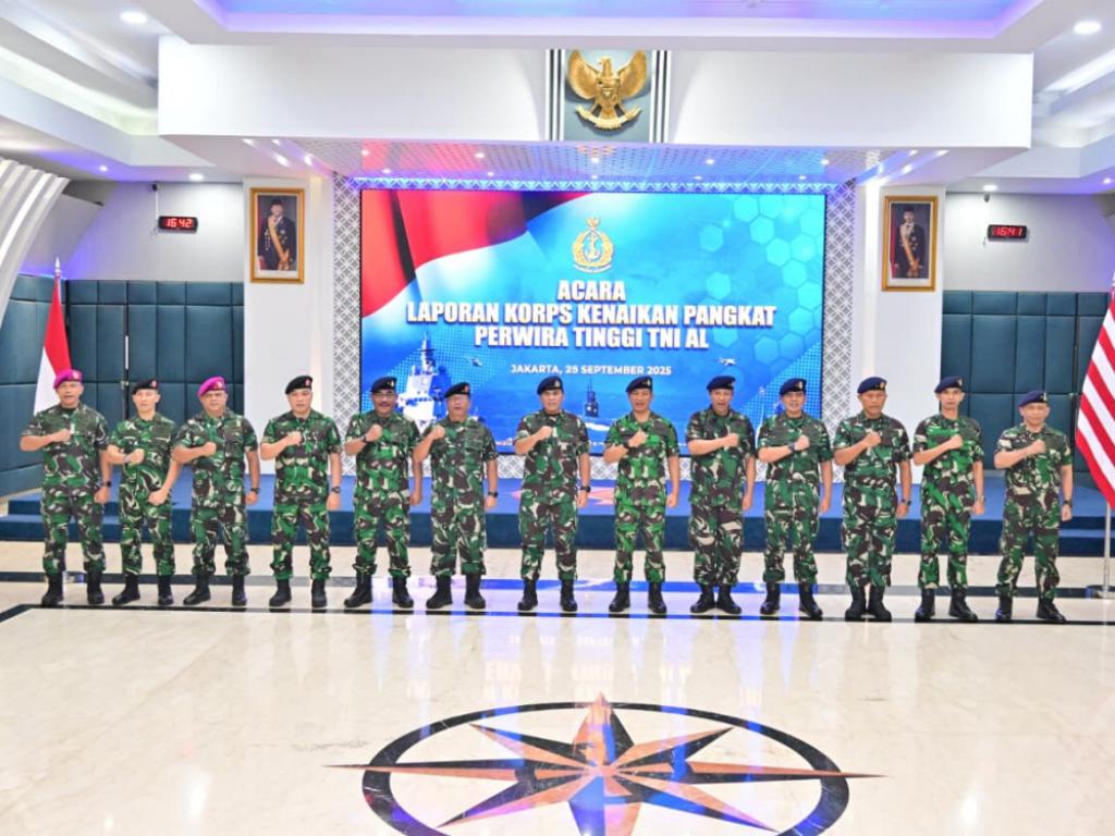 Kasal Laksamana TNI Dr.Muhammad Ali memimpin upacara kenaikan pangkat perwira TNI AL yang melahirkan sejarah kepemimpinan baru di jajaran Korps Marinir.
