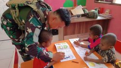 Prajurit Satgas Pamtas RI-Papua Nugini Gobang IV Marinir, yang biasanya berjaga di perbatasan, hari itu berubah menjadi kakak pendamping yang ceria bagi puluhan anak-anak.