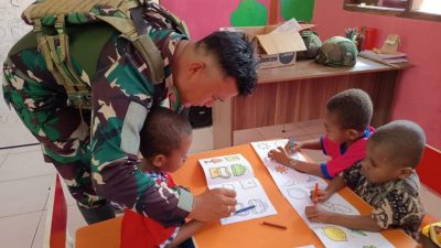 Prajurit Satgas Pamtas RI-Papua Nugini Gobang IV Marinir, yang biasanya berjaga di perbatasan, hari itu berubah menjadi kakak pendamping yang ceria bagi puluhan anak-anak.