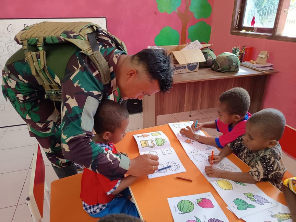 Prajurit Satgas Pamtas RI-Papua Nugini Gobang IV Marinir, yang biasanya berjaga di perbatasan, hari itu berubah menjadi kakak pendamping yang ceria bagi puluhan anak-anak.