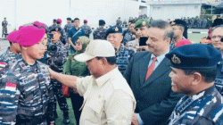 Keberangkatan Prajurit Korps Marinir TNI AL dari Pasukan Khusus Intai Amfibi (Taifib) dan Denjaka yang membawa bantuan kemanusiaan untuk Gaza, dilepas oleh Menteri Pertahanan RI Prabowo Subianto dampingi Kasal Muhammad Ali di Dermaga Kolinlamil Tanjung Priok, Jakarta Utara, Kamis (18/1/2024).