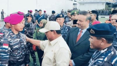 Keberangkatan Prajurit Korps Marinir TNI AL dari Pasukan Khusus Intai Amfibi (Taifib) dan Denjaka yang membawa bantuan kemanusiaan untuk Gaza, dilepas oleh Menteri Pertahanan RI Prabowo Subianto dampingi Kasal Muhammad Ali di Dermaga Kolinlamil Tanjung Priok, Jakarta Utara, Kamis (18/1/2024).
