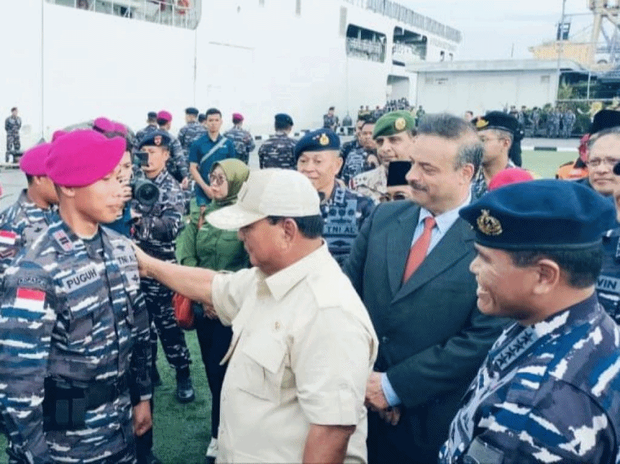 Keberangkatan Prajurit Korps Marinir TNI AL dari Pasukan Khusus Intai Amfibi (Taifib) dan Denjaka yang membawa bantuan kemanusiaan untuk Gaza, dilepas oleh Menteri Pertahanan RI Prabowo Subianto dampingi Kasal Muhammad Ali di Dermaga Kolinlamil Tanjung Priok, Jakarta Utara, Kamis (18/1/2024).