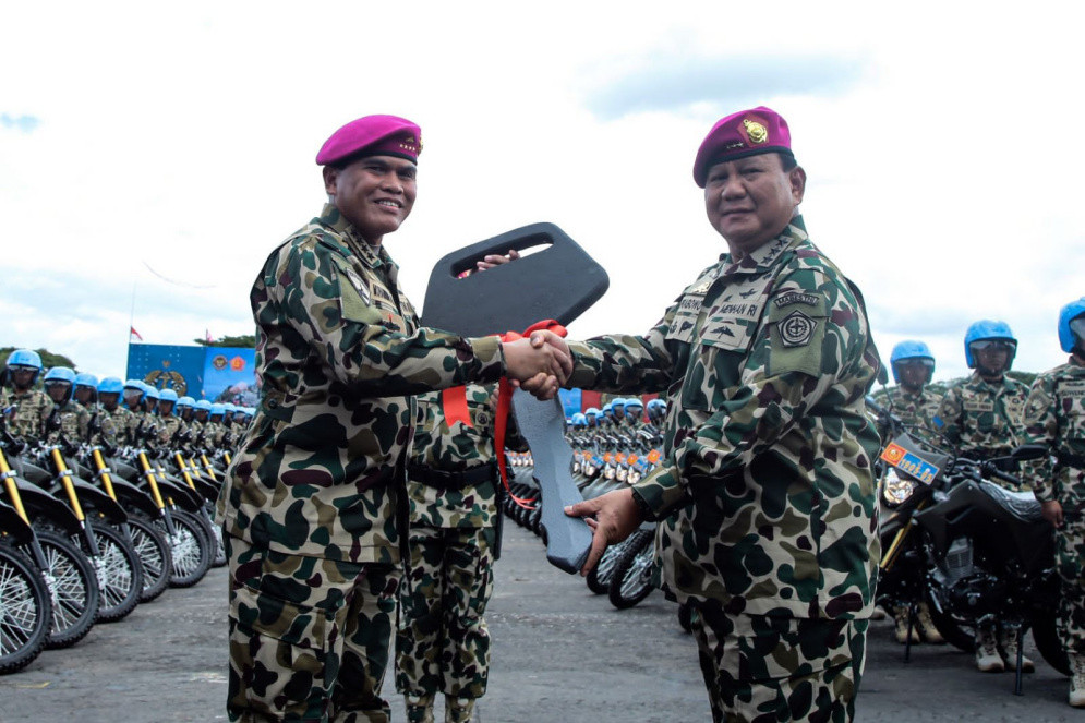 Korps Marinir TNI Angkatan Laut menerima Alat Peralatan Pertahanan dan Keamanan (Alpalhankam) dari Menhan Letjen TNI (Purn) Prabowo Subianto di Ksatrian Marinir Sutedi Senaputra, Karangpilang, Surabaya, Selasa (14/2/2023).