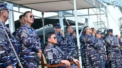 Pangkoarmada RI Laksamana Madya Denih Hendrata (kiri) dan KSAL Laksamana TNI Muhammad Ali (duduk) saat memantau proses gladi sailling pass di atas KRI Radjiman Wedyodiningrat-992 di Teluk Jakarta, Sabtu (27/9/2025). (Foto: Antara/HO-Pen Koarmada RI)