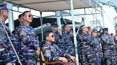 Pangkoarmada RI Laksamana Madya Denih Hendrata (kiri) dan KSAL Laksamana TNI Muhammad Ali (duduk) saat memantau proses gladi sailling pass di atas KRI Radjiman Wedyodiningrat-992 di Teluk Jakarta, Sabtu (27/9/2025). (Foto: Antara/HO-Pen Koarmada RI)