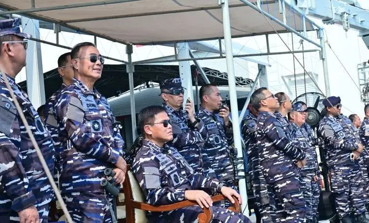 Pangkoarmada RI Laksamana Madya Denih Hendrata (kiri) dan KSAL Laksamana TNI Muhammad Ali (duduk) saat memantau proses gladi sailling pass di atas KRI Radjiman Wedyodiningrat-992 di Teluk Jakarta, Sabtu (27/9/2025). (Foto: Antara/HO-Pen Koarmada RI)