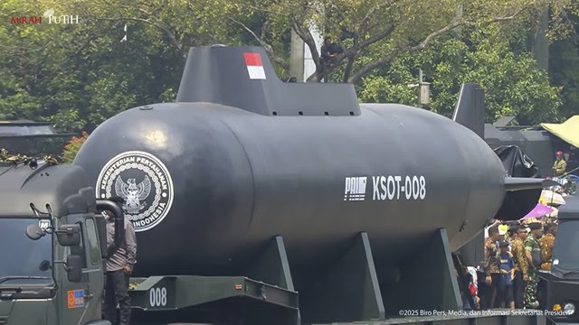 Kapal Selam Otonom Tanpa Awak (Autonomous Underwater Vehicle) KSOT-008, hasil karya anak bangsa produksi PT PAL Indonesia.