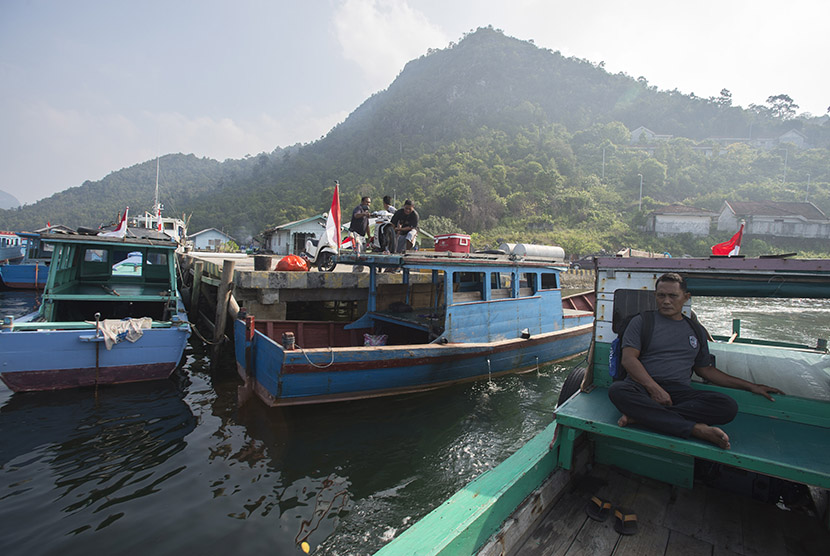 Warga menumpang kapal motor pong-pong yang akan menuju ke Kecamatan Pulau Tiga di Dermaga Selat Lampa, Kabupaten Natuna, Kepri, Kamis (3/9).