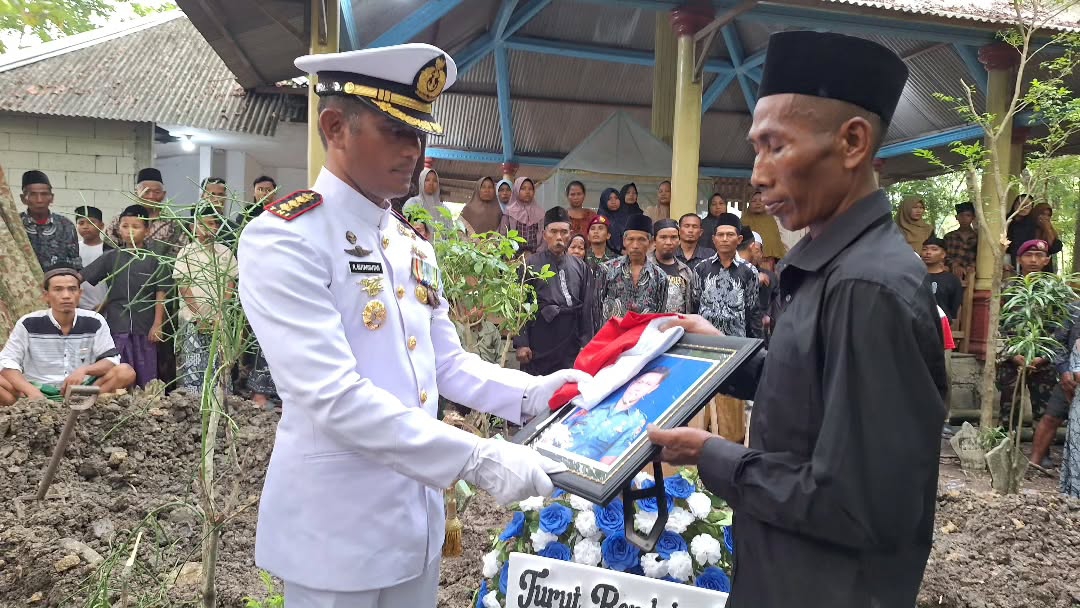 Upacara pemakaman dihadiri oleh perwakilan Danramil beserta anggota Kodim 0717/Grobogan, mencerminkan penghormatan tinggi dari institusi TNI.