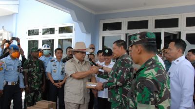 H. Prabowo Subianto Bersama Menteri Kesehatan Dr. Terawan Mengunjungi Para Warga Negara Indonesia Dari Kota Wuhan Provinsi Hubei China Yang Di Karantina Di Pulau Natuna, Rabu (5/2/2020) di Hanggar Lanud Raden Sadjad, Ranai, Natuna.