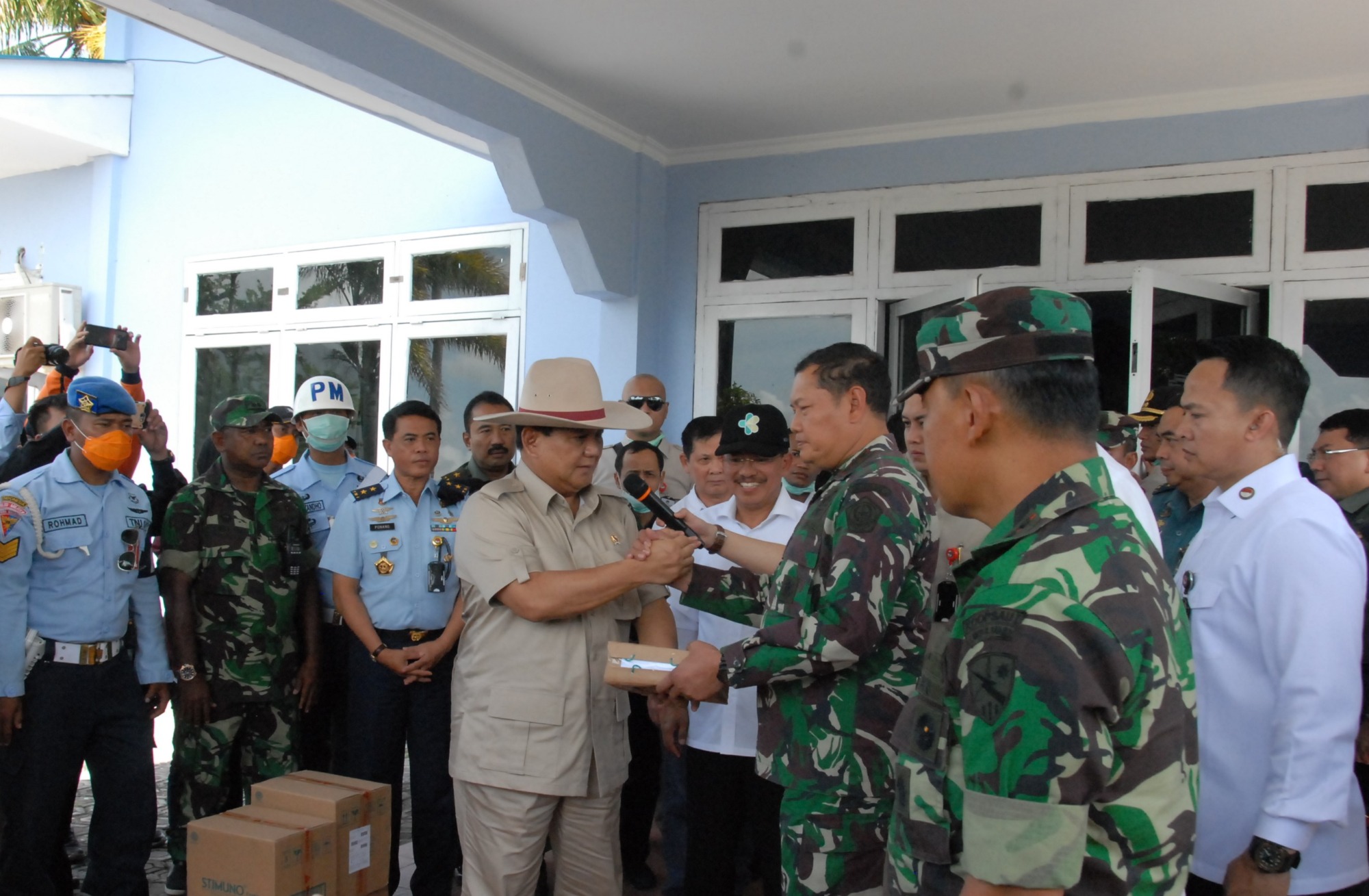 H. Prabowo Subianto Bersama Menteri Kesehatan Dr. Terawan Mengunjungi Para Warga Negara Indonesia Dari Kota Wuhan Provinsi Hubei China Yang Di Karantina Di Pulau Natuna, Rabu (5/2/2020) di Hanggar Lanud Raden Sadjad, Ranai, Natuna.