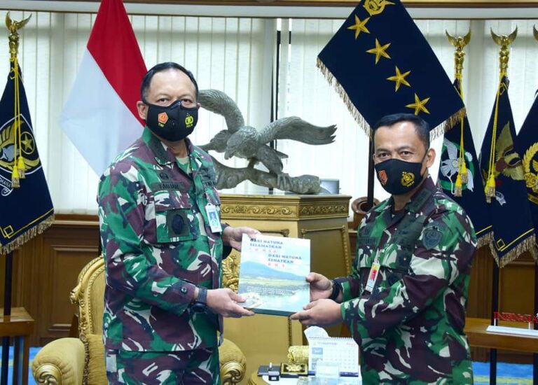 Marsma TNI Fairlyanto, S.E., M.A.P buku tersebut berisi catatan kecil observasi pertamakali di indonesia dimana para WNI dari Wuhan selama di Lanud RSA, pada tanggal 2 sampai dengan 15 Februari 2020 lalu.