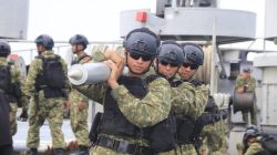 Dentuman Menggelegar RM-70 Grad TNI AL Meriahkan Sailing Pass HUT TNI 80 di Hadapan Presiden