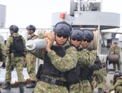 Dentuman Menggelegar RM-70 Grad TNI AL Meriahkan Sailing Pass HUT TNI 80 di Hadapan Presiden