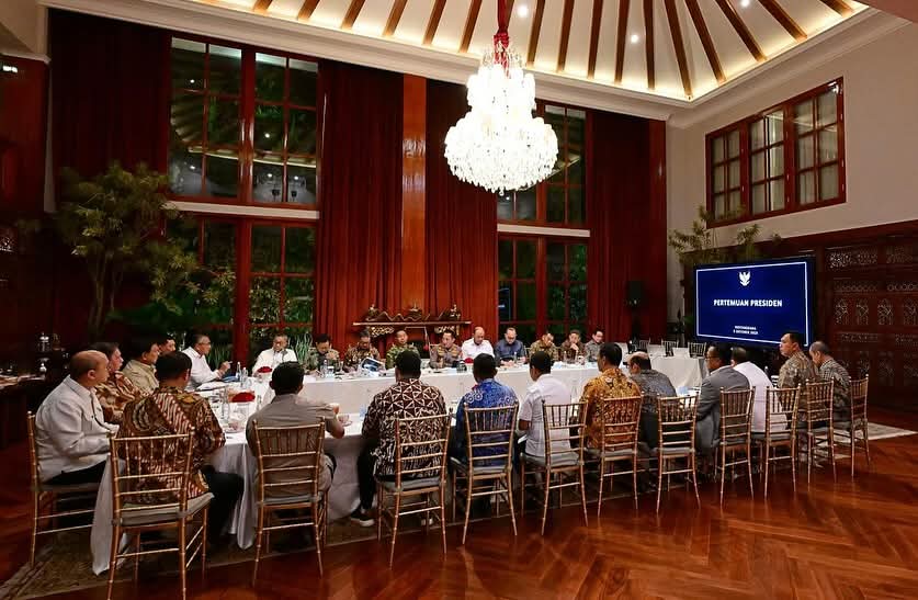 Presiden Prabowo Subianto memanggil sejumlah anggota Kabinet Merah Putih ke kediaman pribadinya, Jalan Kertanegara, Jakarta, Minggu (05/10/2025) malam. Rapat tersebut membahas perkembangan berbagai program strategis pemerintah di bidang kesejahteraan rakyat dan ketahanan nasional, seperti MBG, Koperasi Desa, Kampung Nelayan, Ketahanan Pangan dan Energi, Stimulus Ekonomi.