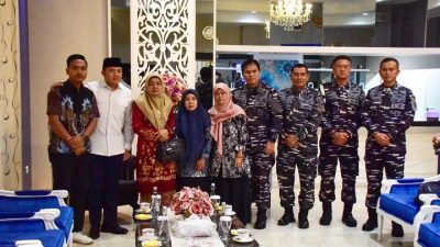 Kepala Staf Angkatan Laut (Kasal) Laksamana TNI Dr. Muhammad Ali, S.E., M.M., M.Tr.Opsla., didampingi Sekretaris Kabinet (Seskab) Letnan Kolonel Teddy Indra Wijaya