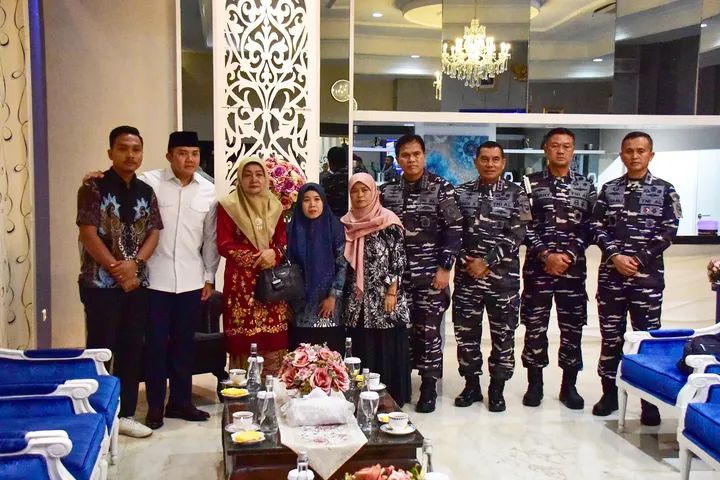 Kepala Staf Angkatan Laut (Kasal) Laksamana TNI Dr. Muhammad Ali, S.E., M.M., M.Tr.Opsla., didampingi Sekretaris Kabinet (Seskab) Letnan Kolonel Teddy Indra Wijaya