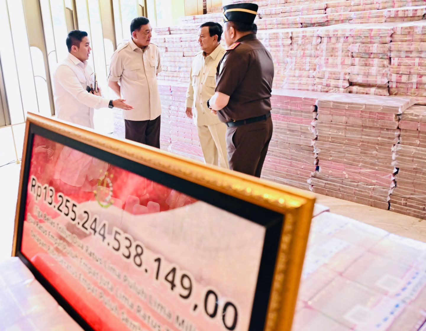 Tumpukan gunung Rupiah