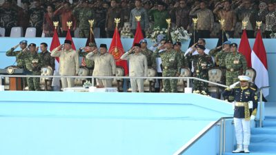 Presiden Prabowo Subianto memimpin langsung Upacara Peringatan Hari Ulang Tahun (HUT) ke-80 Tentara Nasional Indonesia (TNI) di Lapangan Silang Monumen Nasional (Monas), Jakarta, Minggu (5/10).