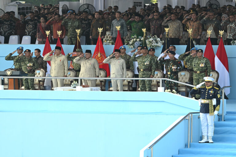 Presiden Prabowo Subianto memimpin langsung Upacara Peringatan Hari Ulang Tahun (HUT) ke-80 Tentara Nasional Indonesia (TNI) di Lapangan Silang Monumen Nasional (Monas), Jakarta, Minggu (5/10).