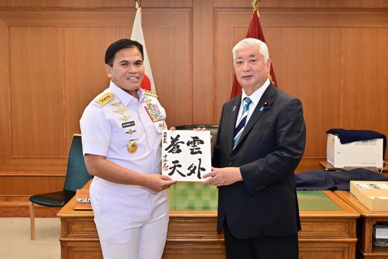 Staf Angkatan Laut (Kasal) Laksamana TNI Dr. Muhammad Ali beserta delegasi TNI AL ke Tokyo.