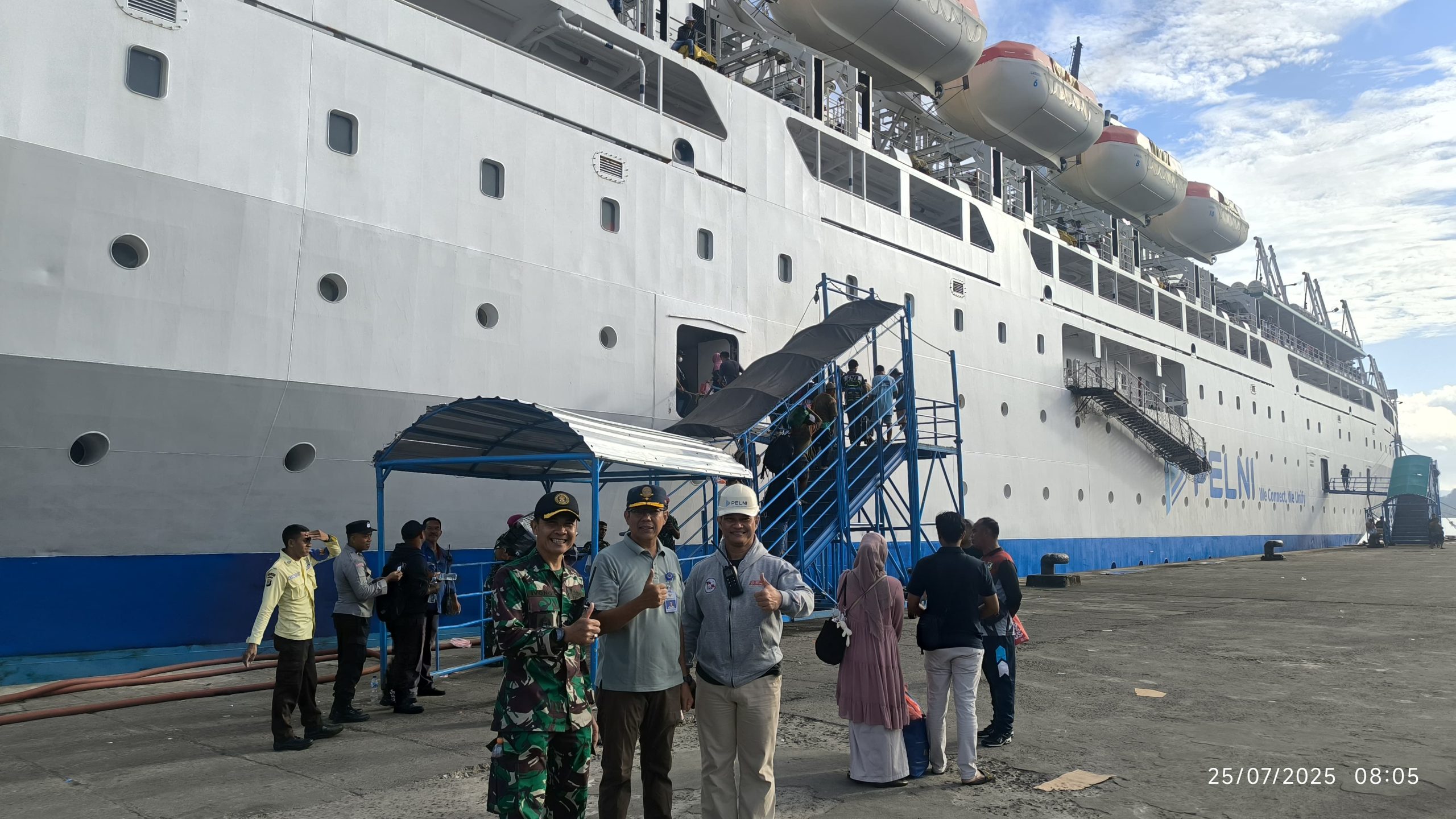 Bersama Kacab Pelni Ambon & Kepala KSOP Ambon (tengah) di dermaga Yos Sudarso Ambon