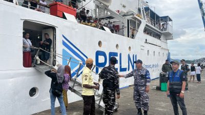 Aktifitas Pelabuhan PELNI bersama TNI Angkatan Laut Indonesia