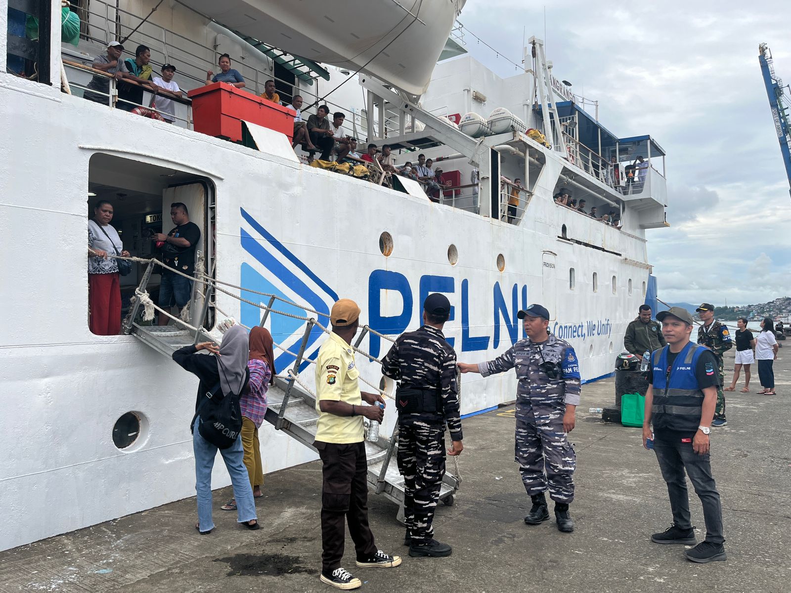 Aktifitas Pelabuhan PELNI bersama TNI Angkatan Laut Indonesia
