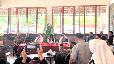 , H. Amsakar Achmad, bersama Wakilnya Li Claudia Chandra