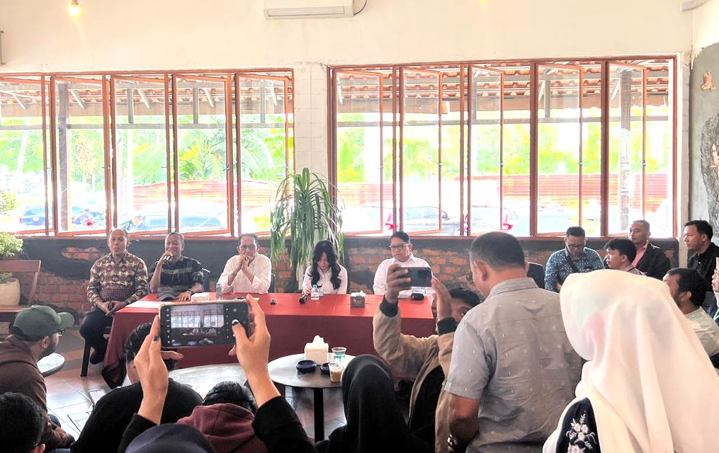 , H. Amsakar Achmad, bersama Wakilnya Li Claudia Chandra