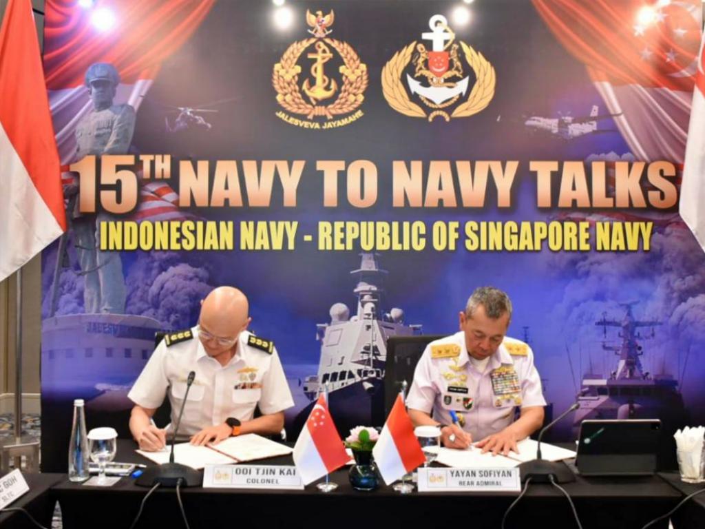 TNI Angkatan Laut (TNI AL) dan Republic of Singapore Navy (RSN) sukses menggelar Navy-to-Navy Talks (NTNT) ke-15.