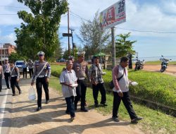 Polres Natuna Jum’at Berkah, Bagikan Nasi dan Himbauan Tertib Lalu Lintas untuk Pengojek dan Masyarakat