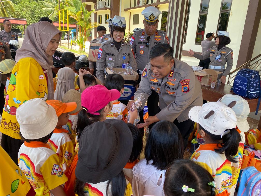 Satuan Lalu Lintas (Satlantas) Polres Natuna menggelar program 'Polisi Sahabat Anak' dengan mengedukasi puluhan siswa TK Wonderful Kids