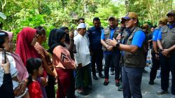 Keterangan Foto: Kegiatan bakti sosial TNI AL di Bojongkoneng, Bogor, diwarnai senyum bahagia warga dan semangat gotong royong. (Credit: Dispen AL)