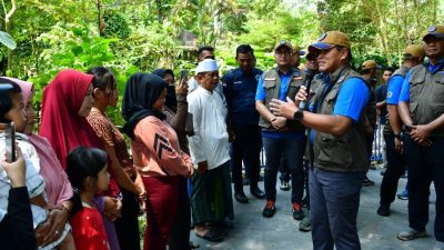 Keterangan Foto: Kegiatan bakti sosial TNI AL di Bojongkoneng, Bogor, diwarnai senyum bahagia warga dan semangat gotong royong. (Credit: Dispen AL)