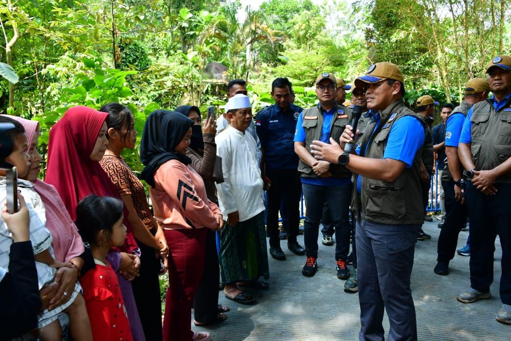 Keterangan Foto: Kegiatan bakti sosial TNI AL di Bojongkoneng, Bogor, diwarnai senyum bahagia warga dan semangat gotong royong. (Credit: Dispen AL)